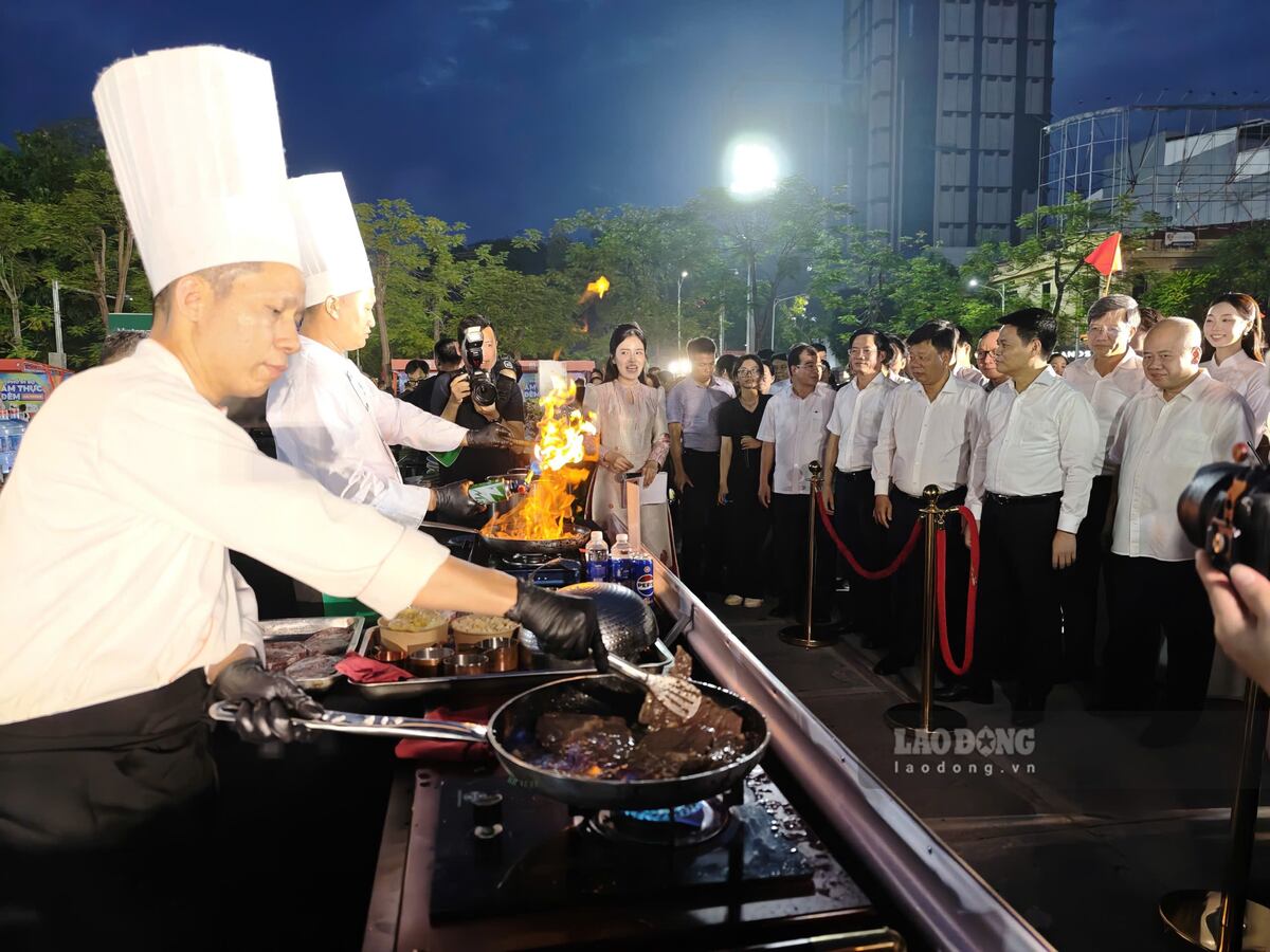 Các đại biểu đi tham quan các gian hàng. Ảnh: Hoàng Khôi