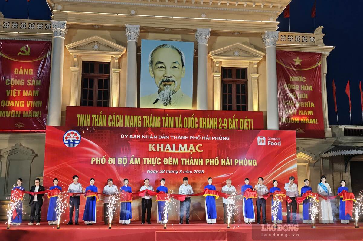 Delegates perform the opening ceremony of the Walking Street, food and activities to develop the night economy of Hai Phong City. Photo: Hoang Khoi