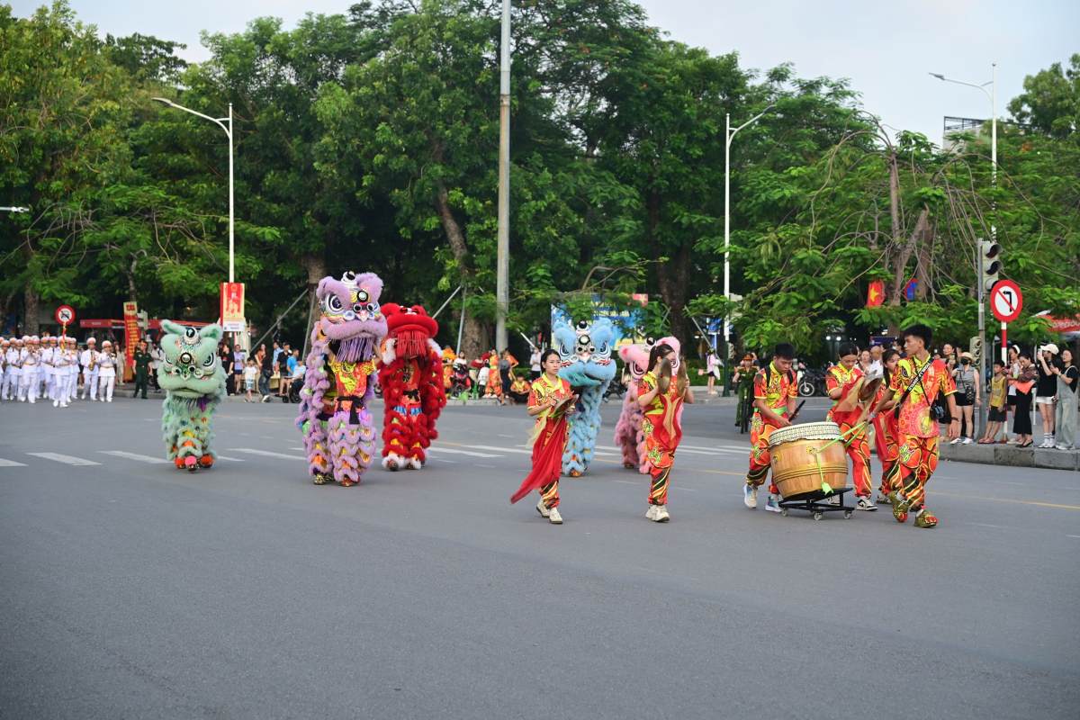 Các đoàn diễu hành trong khuôn khổ khai mạc Phố đi bộ Hải Phòng. Ảnh: Công an TP Hải Phòng
