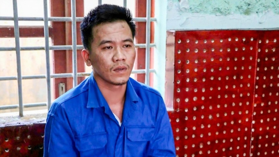Đối tượng Phan Thanh Tình tại cơ quan công an sau khi bị khởi tố, bắt tạm giam về hành vi trộm cắp tài sản. Ảnh: Cổng TTĐT Công an Vĩnh Long