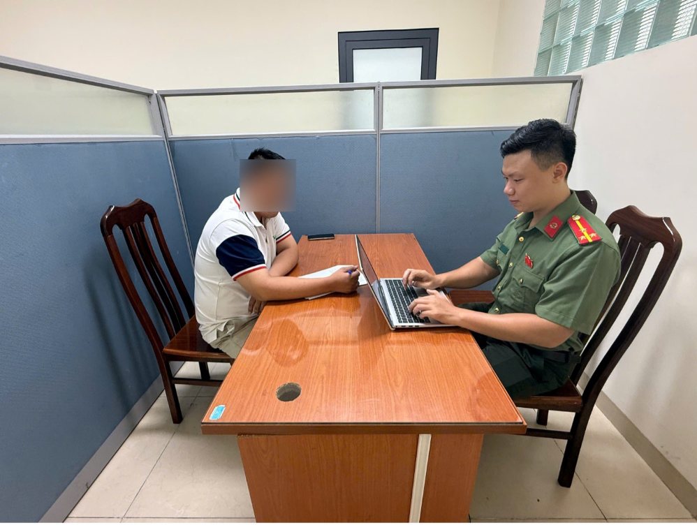 T.H.N, kiểm duyệt viên nhóm Facebook "Giao thông văn minh", "Giao thông văn minh studio" tại cơ quan Công an. Ảnh: Công an TP Hà Nội 