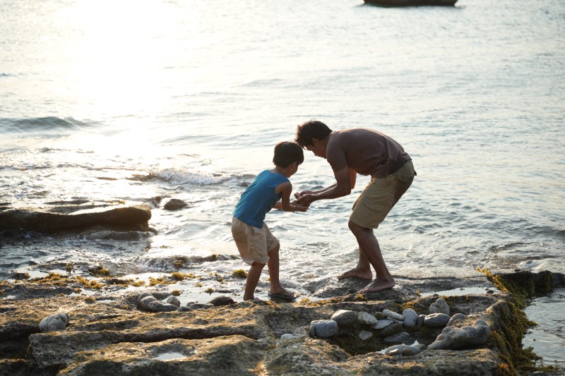 Dans le film "Voyage mémorable", le père et le fils Hoàng (Phương Nam) et An (Lê Bảo Nam) dérivent vers une île déserte et sont obligés de trouver un moyen de survivre. Photo: Fournie par l'équipe de tournage.