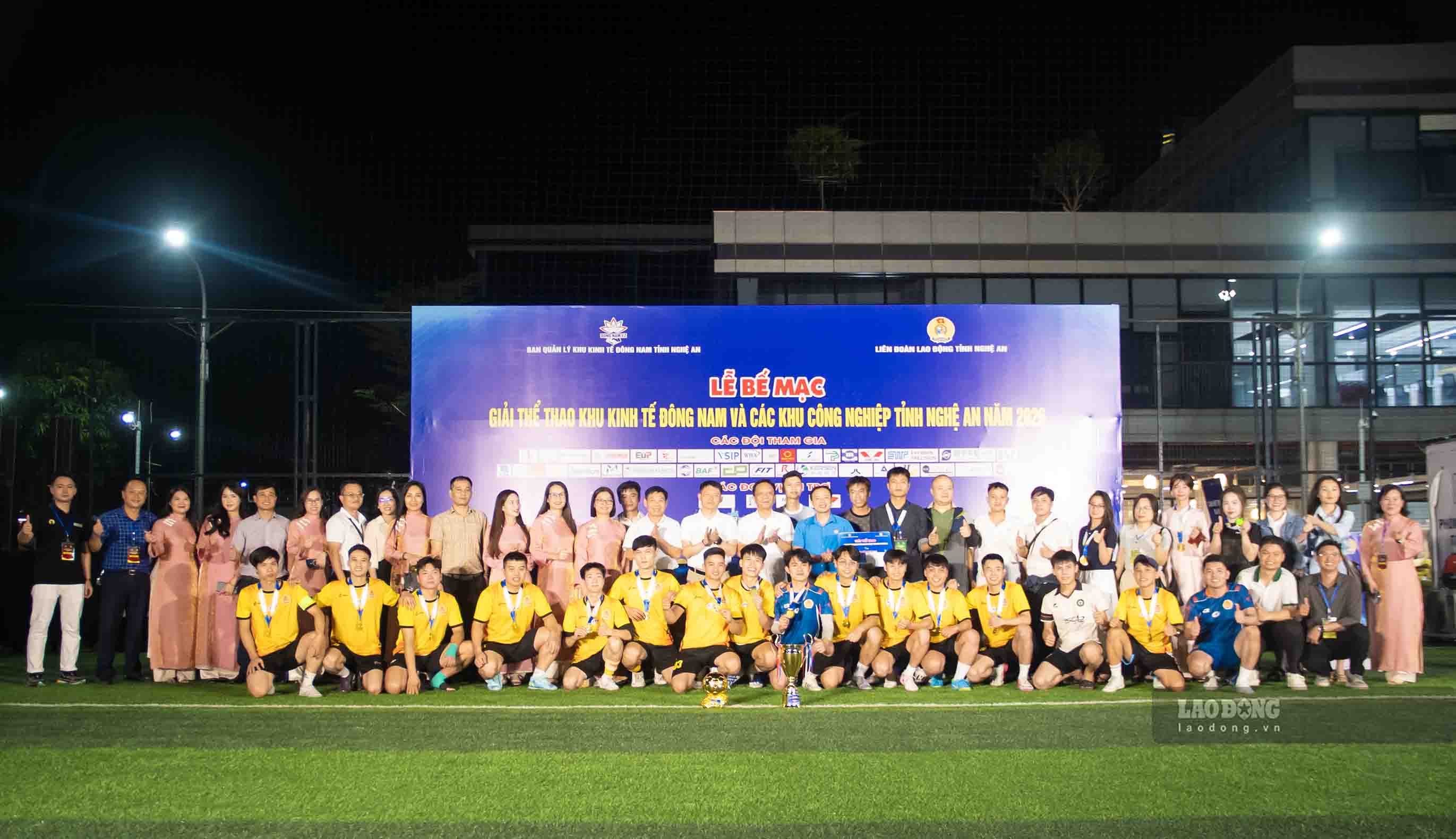 The Organizing Committee awarded the First Prize in men's football to the Trade Union of Fuwing Interconnect Technology Co., Ltd. (Nghe An). Photo: Duy Chuong