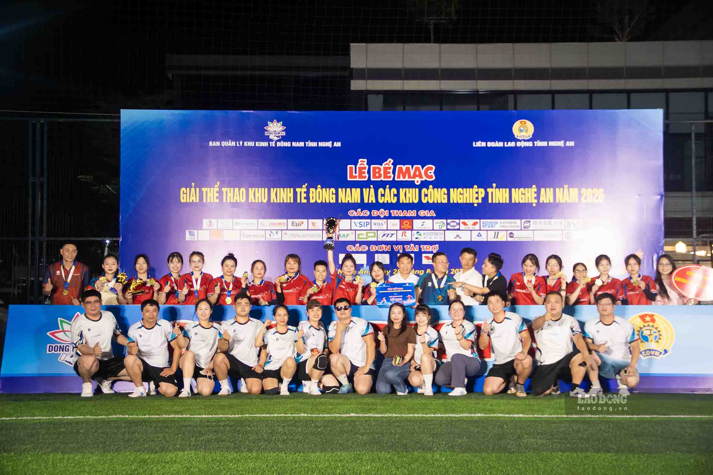 Trao giải Nhất môn bóng đá nữ cho Công đoàn Công ty TNHH Luxshare - ICT 1 (Nghệ An). Ảnh: Duy Chương