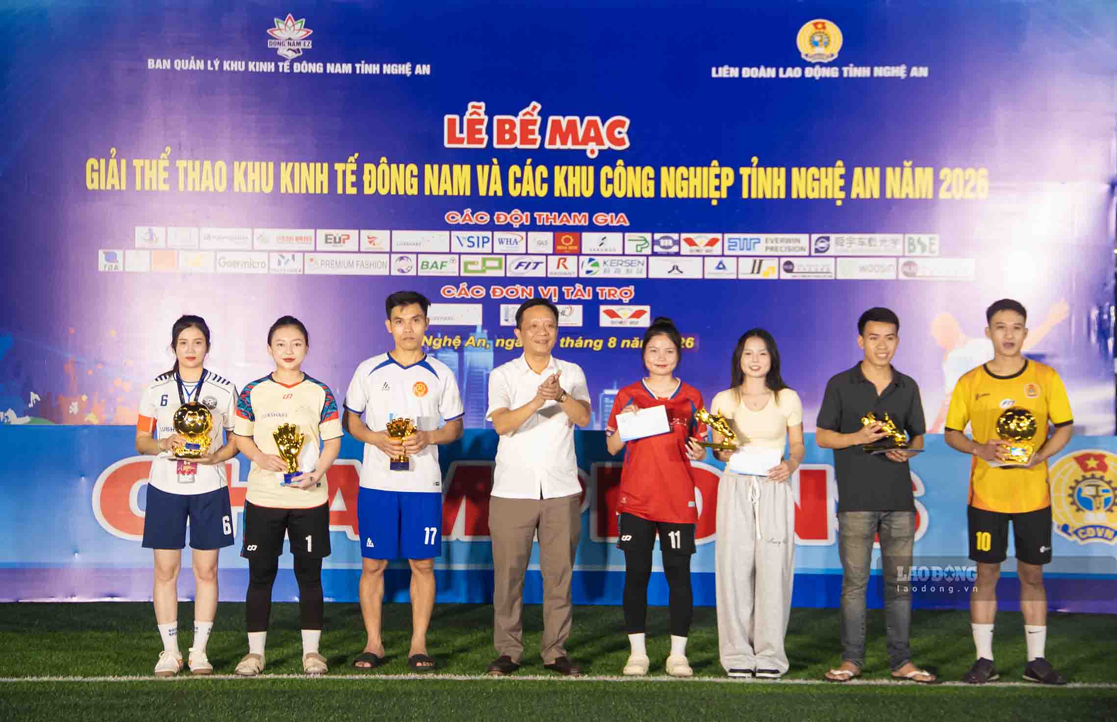 Ban tổ chức trao giải cho các cá nhân có thành tích tại giải thể thao. Ảnh: Duy Chương
