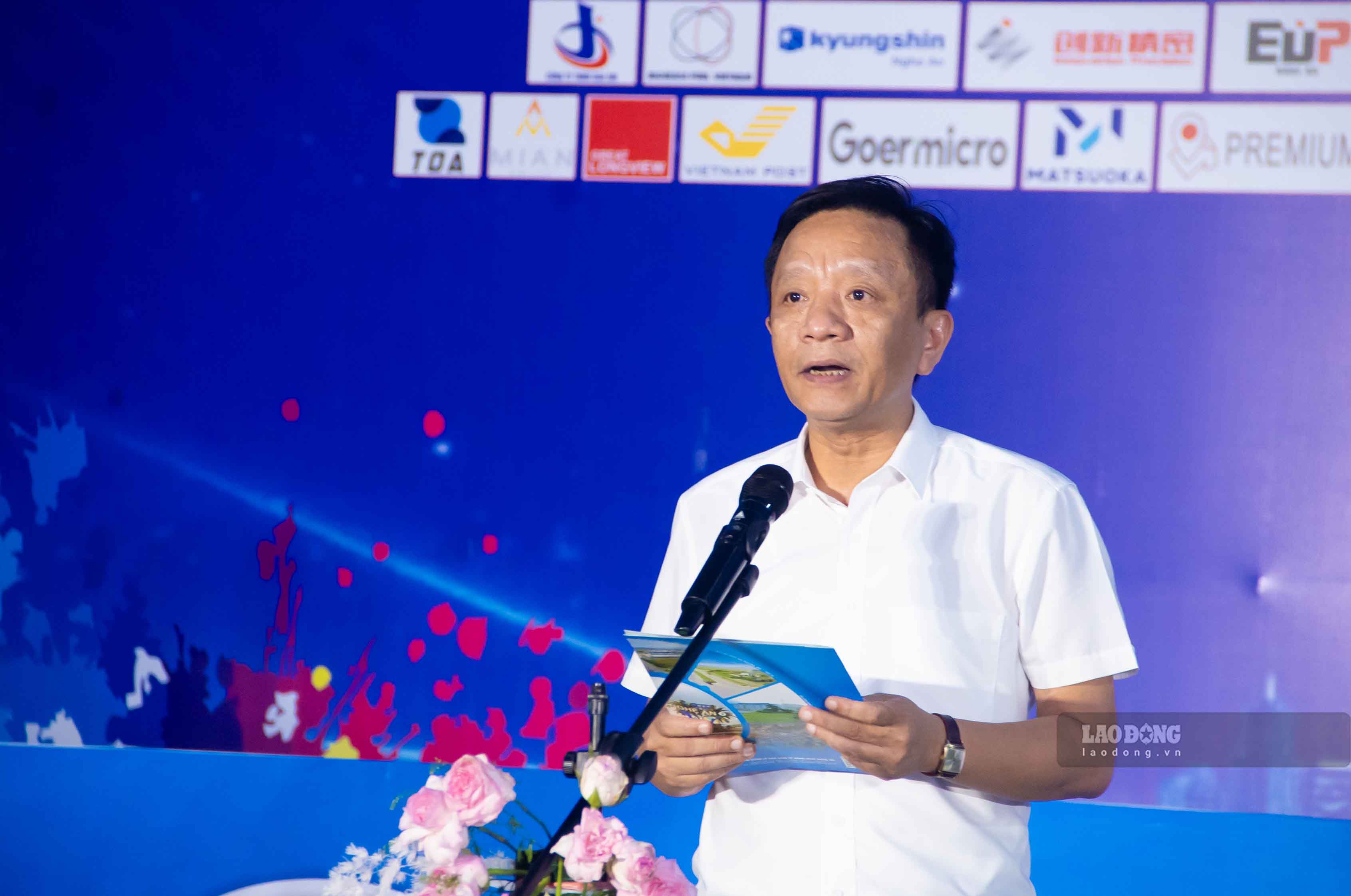 Ông Nguyễn Tô Long - Phó Trưởng Ban Quản lý Khu kinh tế Đông Nam Nghệ An phát biếu bế mạc giải đấu. Ảnh: Duy Chương