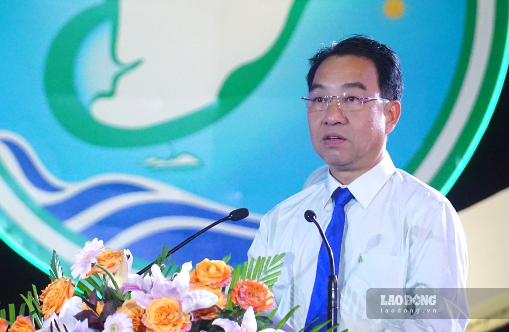 Chairman of Ca Mau Provincial People's Committee Lu Quang Ngoi delivers the opening speech of the Cultural Heritage Day and Hot Air Balloon Festival. Photo: Nhat Ho.