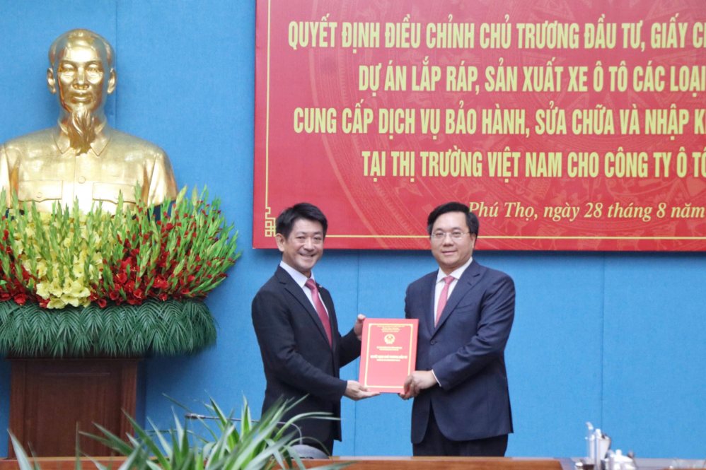 Chairman of the Provincial People's Committee Tran Duy Dong awarded the Decision and Investment Registration Certificate to adjust the project to Mr. Osamu Hirata - General Director of Toyota Motor Vietnam Company. Photo: Phu Tho Provincial People's Committee