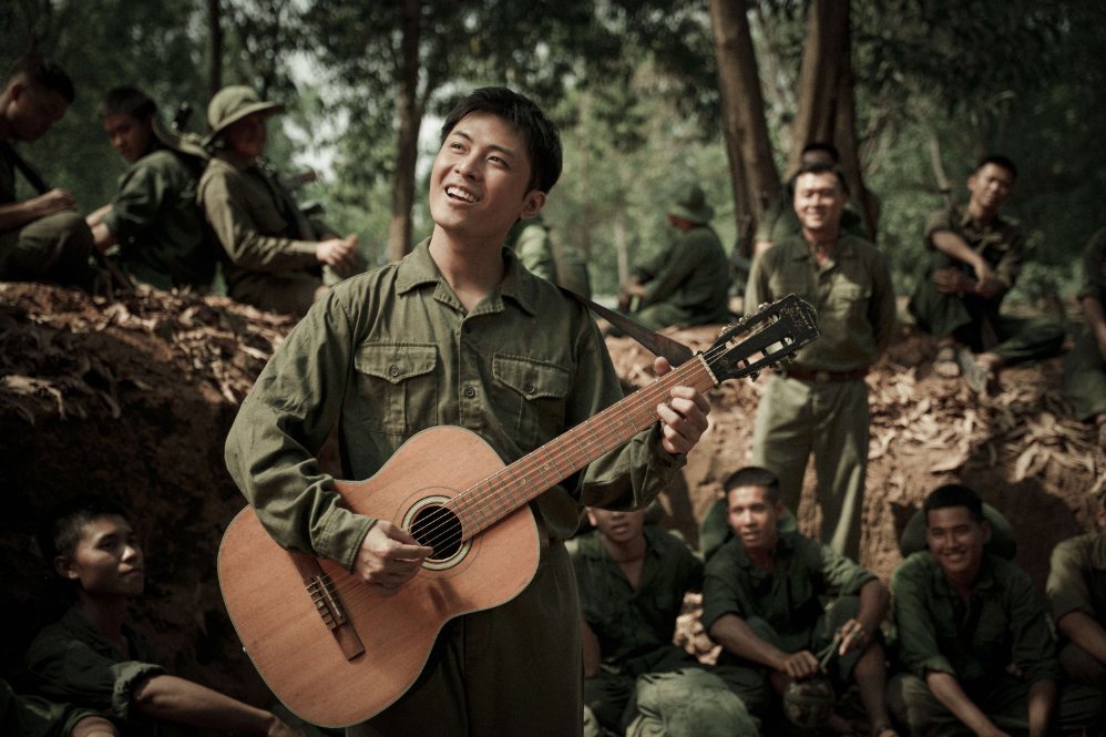 Gin Tuấn Kiệt a été invité à embrasser un piano pour essayer de chanter lors du casting pour le rôle de M. Thời dans sa jeunesse. Photo: Artiste fourni