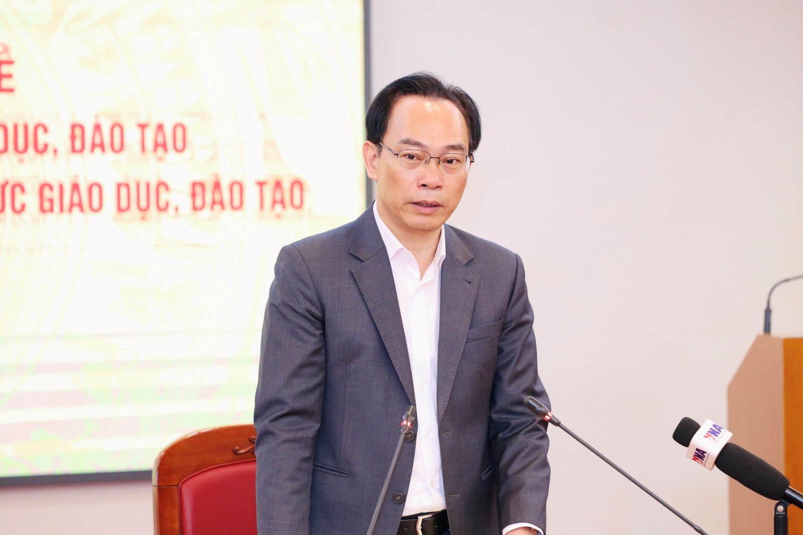 Minister Hoang Minh Son said that when there is no competition anymore, the pressure of extra classes and tutoring will be greatly reduced. Photo: Ministry of Education and Training provided