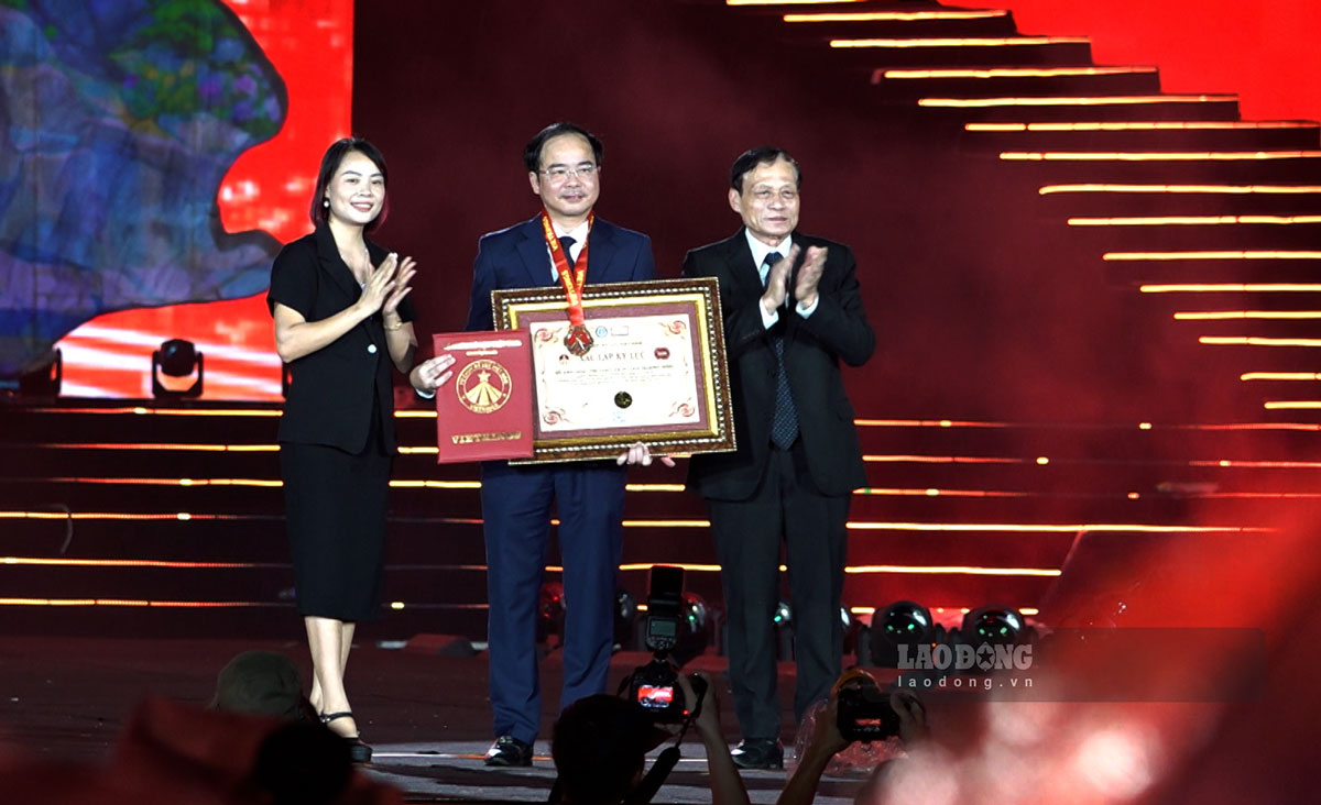 Representantes de la Organización de Récords de Vietnam entregan certificados de récord con el contenido: Concierto "Quang Ninh - Ciudad radiante del futuro" con el mayor número de espectadores asistentes en vivo en Vietnam. Foto: Doan Hung