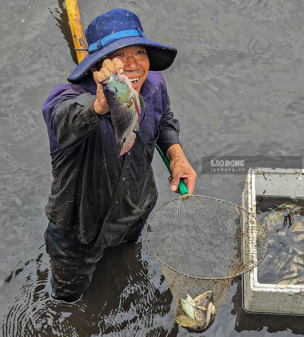 Niềm vui của người dân khi bắt được cá trong lễ hội. Ảnh: Hưng Thơ