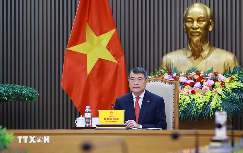 Politburo member, Prime Minister Le Minh Hung talks by phone with German Chancellor Friedrich Merz. Photo: Duong Giang/VNA