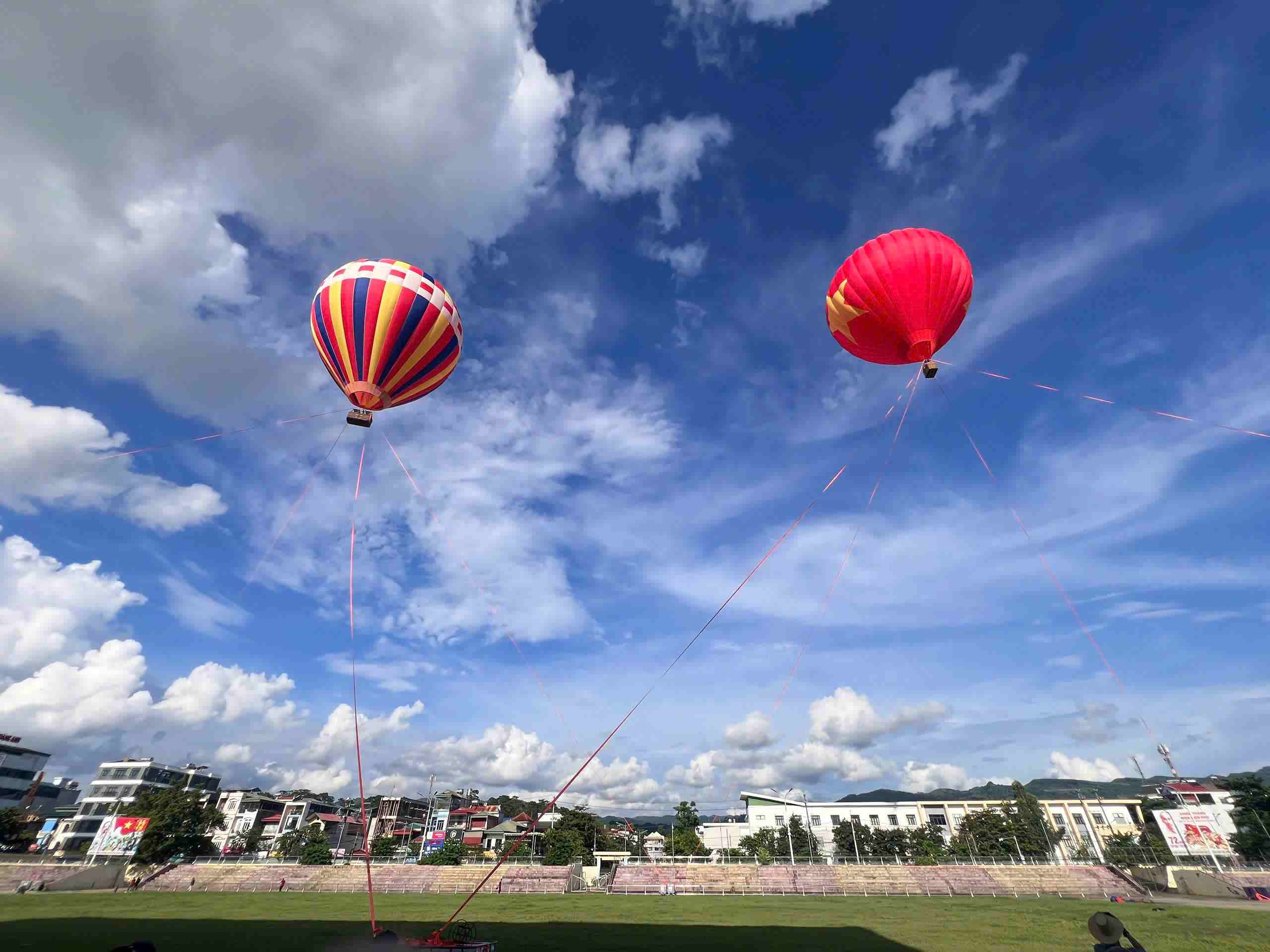Le vol en montgolfière pour admirer toute la topographie du bassin de Điện Biên Phủ sera une expérience mémorable pendant les vacances 2. 9. Photo: Département de la culture, des sports et du tourisme de la province de Điện Biên