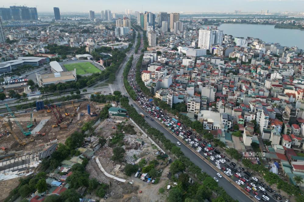 Ùn tắc nghiêm trọng trên đường Võ Chí Công (Hà Nội), chiều 28.8. Ảnh: Sóng Hữu 