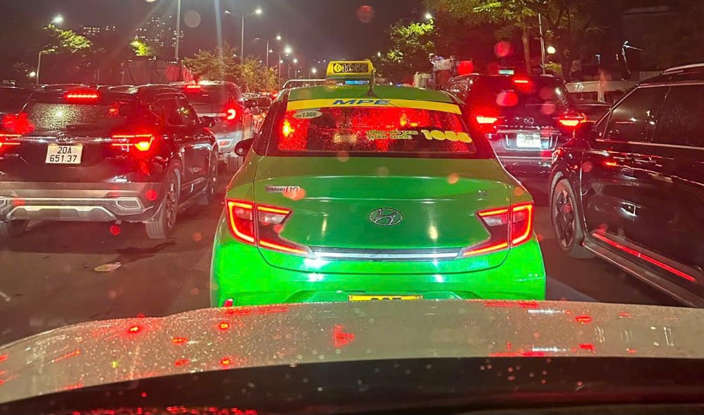 Phương tiện nhích từng chút một trên đường Võ Chí Công. Ảnh: Vũ Hoàng 