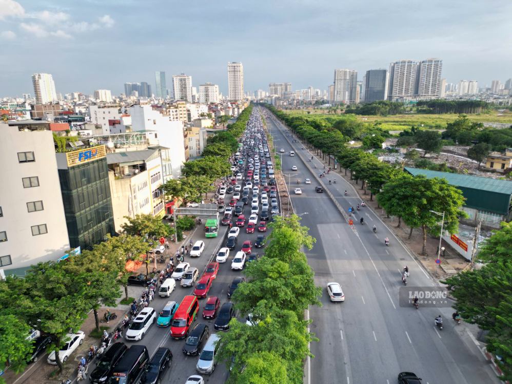 Các phương tiện xếp thành hàng dài trên đường Võ Chí Công, hướng ra ngoại thành Hà Nội. Ảnh: Sóng Hữu 