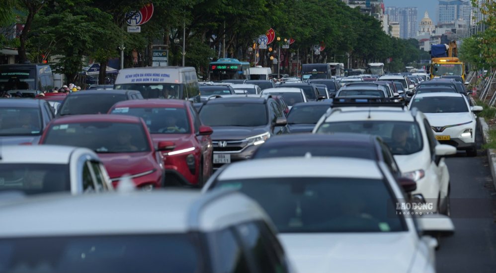Long line of cars on Vo Chi Cong street, afternoon of August 28. Photo: Song Huu