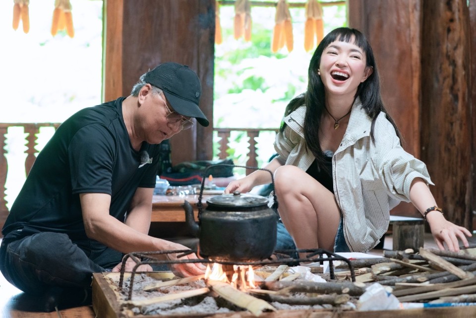 Châu Bùi cùng bố tham gia hành trình trải nghiệm, khám phá những câu chuyện phía sau mối quan hệ cha con. Ảnh: Nhà sản xuất cung cấp