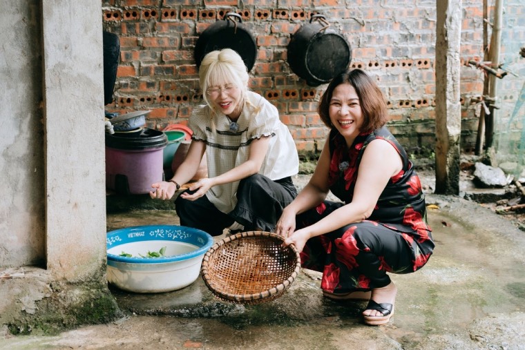 Hậu Hoàng và mẹ cùng trở về nơi gắn với tuổi thơ của mẹ trong hành trình của “Dấu chân tình thân”. Ảnh: Nhà sản xuất cung cấp