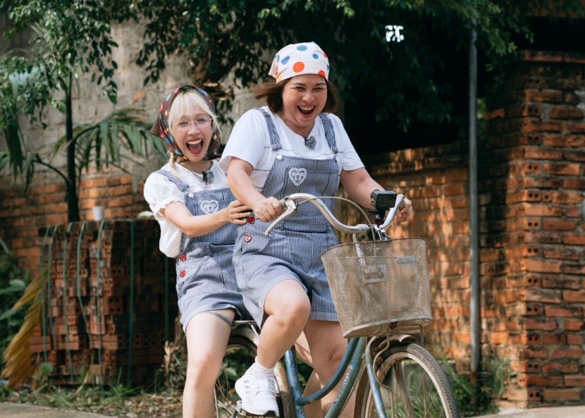 Des couples artistes - parents, "Dấu chân tình thân" explore des histoires de la vie quotidienne, aidant les parents et les enfants à avoir plus d'occasions d'écouter et de se comprendre. Photo: Fournie par le producteur