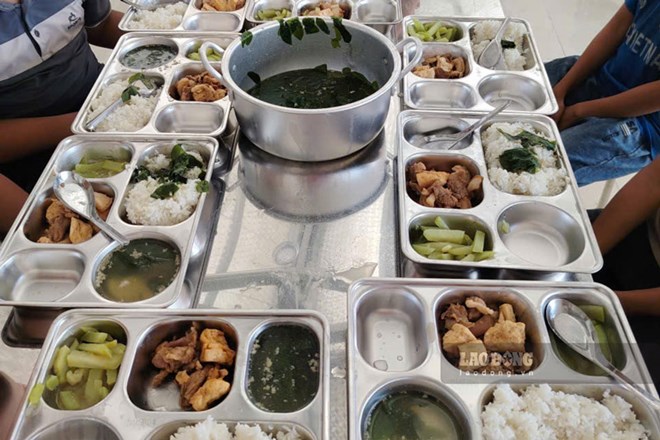 Bữa cơm đầu tiên của học sinh tại trường nội trú mới diễn ra trong không khí vui vẻ, háo hức. Ảnh: Đinh Đại