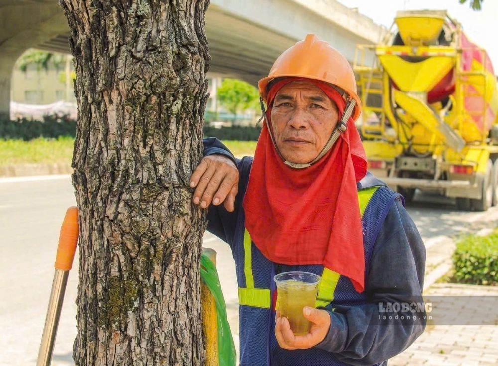 For Mr. Tran Ba Dinh, although working as a hard worker, his children being educated and having a future are the motivation for him to try every day. Photo: Quynh Chi