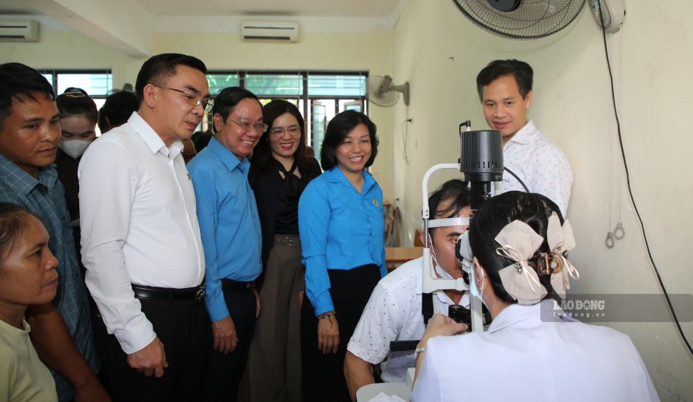 500 union members and workers in Quang Tri were given free health check-ups. Photo: Cong Sang
