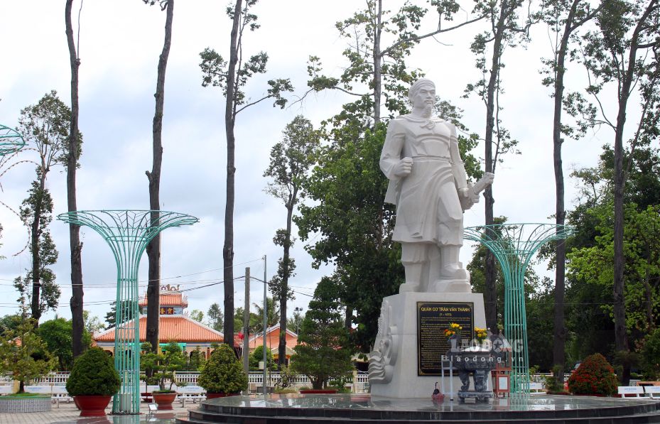 Tượng Đức Quản cơ trong khuôn viên di tích. Ảnh: Thanh Mai