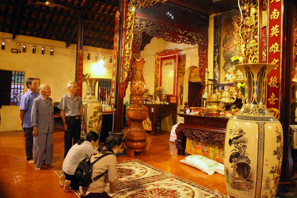 Người dân thường đến lễ bái tỏ lòng thành kính lãnh đạo nghĩa binh chống xâm lược. Ảnh: Thanh Mai