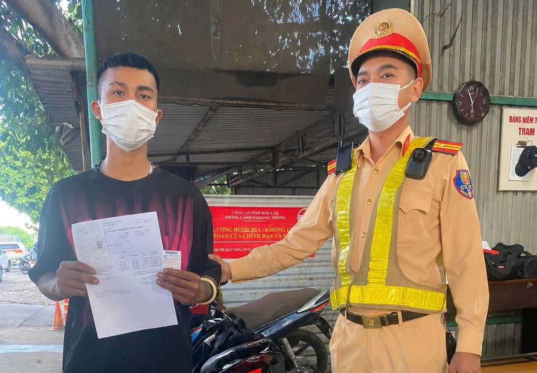 Functional forces of Dak Lak province have discovered and handled young man K.S driving a motorbike positive for drugs. Photo: Dak Lak Police