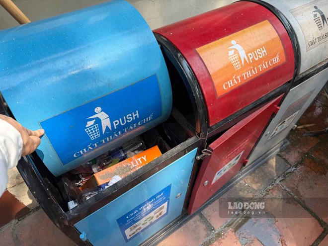 Waste sorting at source in Hanoi has not been implemented synchronously. Photo: Hoai Anh