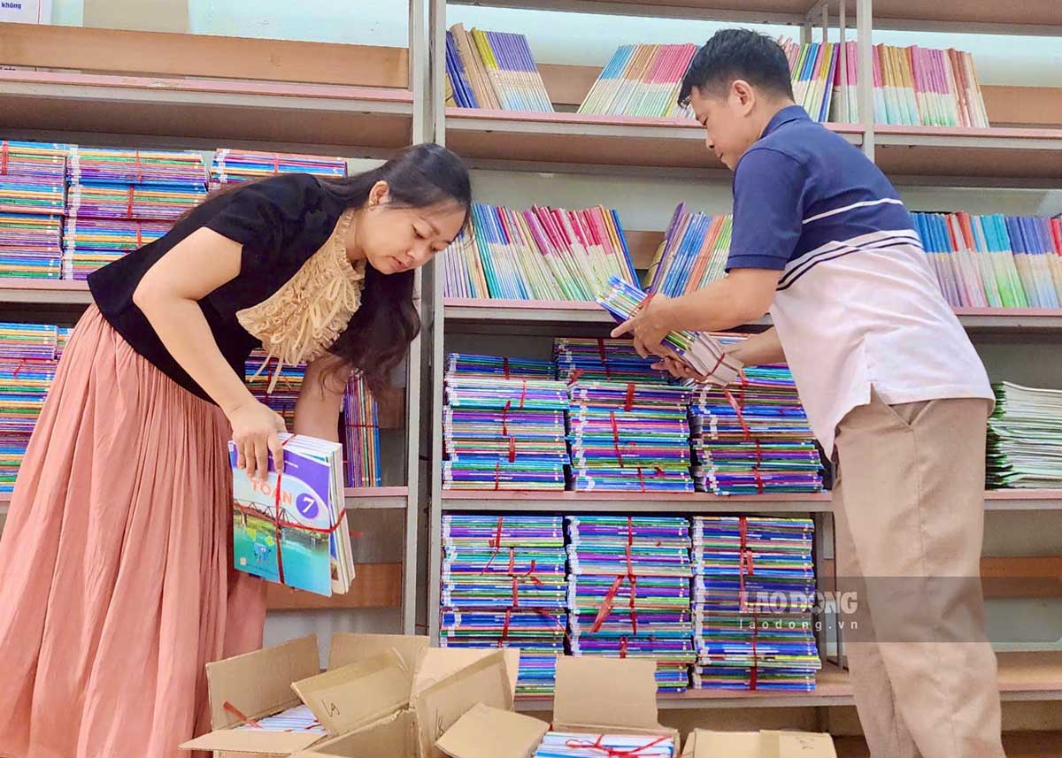 Teachers of Luc Hon Primary and Secondary School (Quang Ninh) prepare free textbooks for students. Photo: Thu Hang
