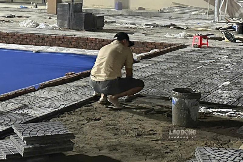 Dưới ánh đèn, các đội công nhân vẫn miệt mài làm việc vào ban đêm để kịp hoàn thiện công trình. Ảnh: Đinh Đại