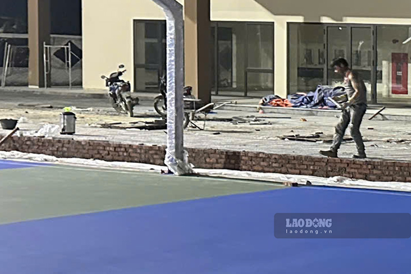 Công nhân được bố trí làm việc tại nhiều khu vực trong trường. Ảnh: Đinh Đại
