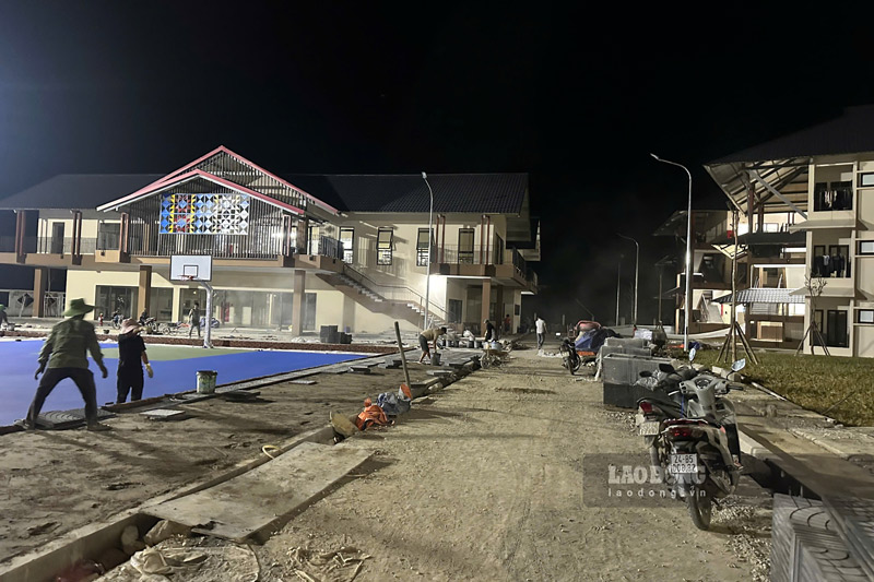 150 workers overnight complete Muong Khuong boarding school before the new school year. Photo: Dinh Dai