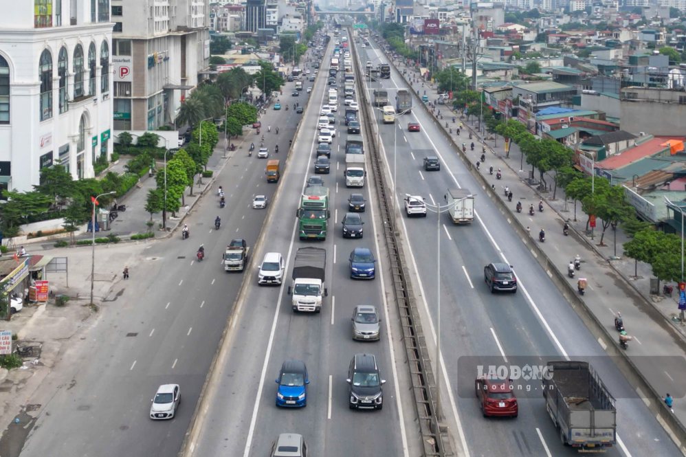 Vehicles line up in a long line on Ring Road 3 expressway towards the southern gateway of Hanoi, morning of August 29. Photo: Song Huu