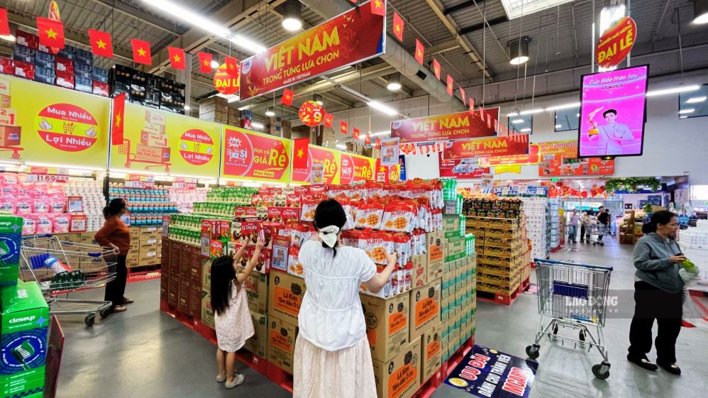 Siêu thị tung loạt khuyến mãi hấp dẫn người dân dịp lễ 2.9. Ảnh: Hạ Mây