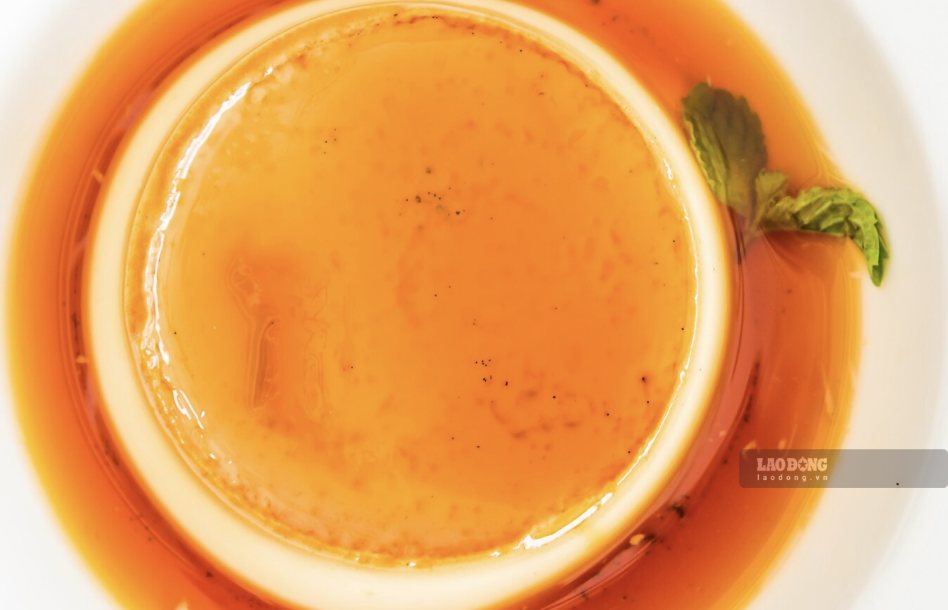 Soft, smooth, and fragrant flan is an easy-to-make dish for the whole family during long holidays. Photo: Thuy Duong