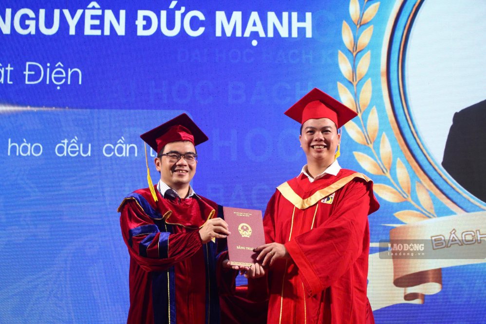 Da Nang University of Science and Technology organizes graduation ceremony for 1,695 new graduates. Photo: Nguyen Linh