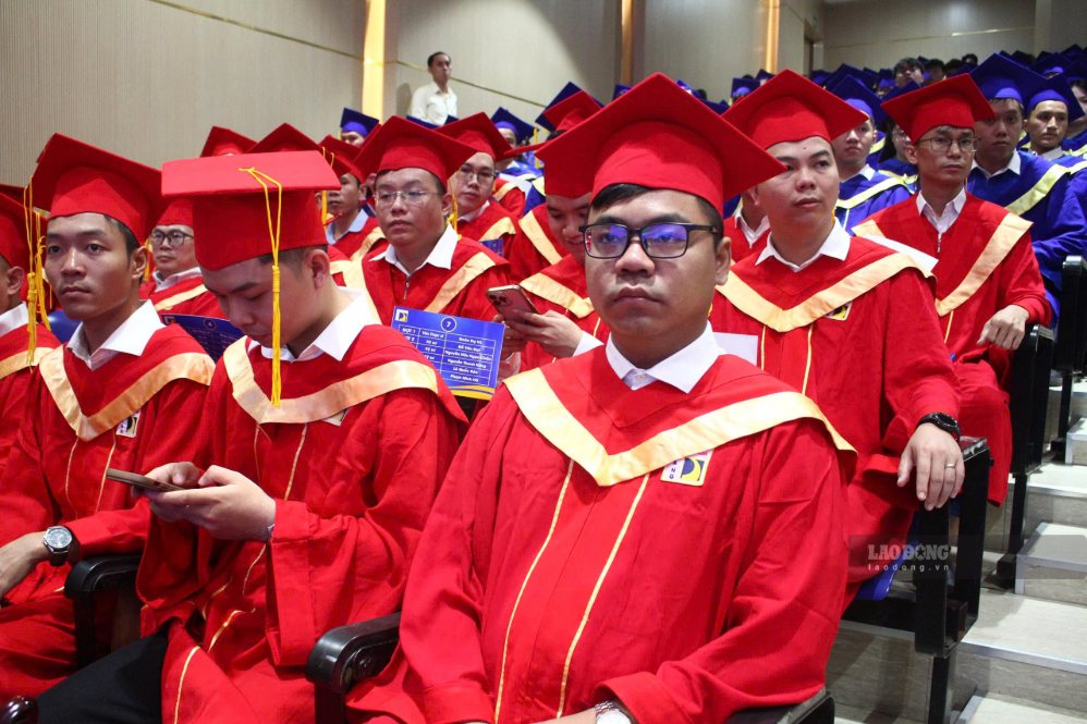 Đông đảo các tân khoa tham dự Lễ trao bằng tốt nghiệp tại Đại học Bách khoa Đà Nẵng. Ảnh: Nguyễn Linh