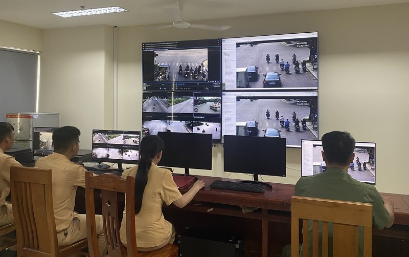 交通違反取り締まりを検査する警察官。写真:タインホア省警察