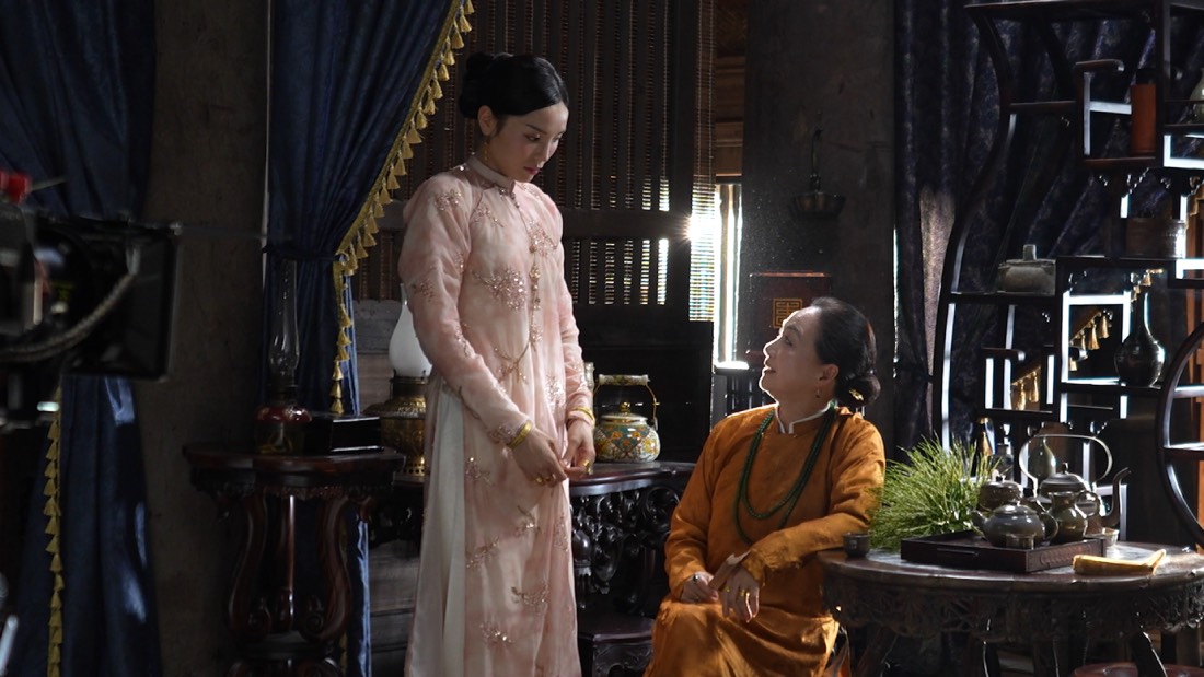 NSND Lê Khanh vào vai mẹ của Thị Mầu, đồng thời hỗ trợ các diễn viên trong quá trình tập luyện diễn xuất. Ảnh: Đoàn phim cung cấp