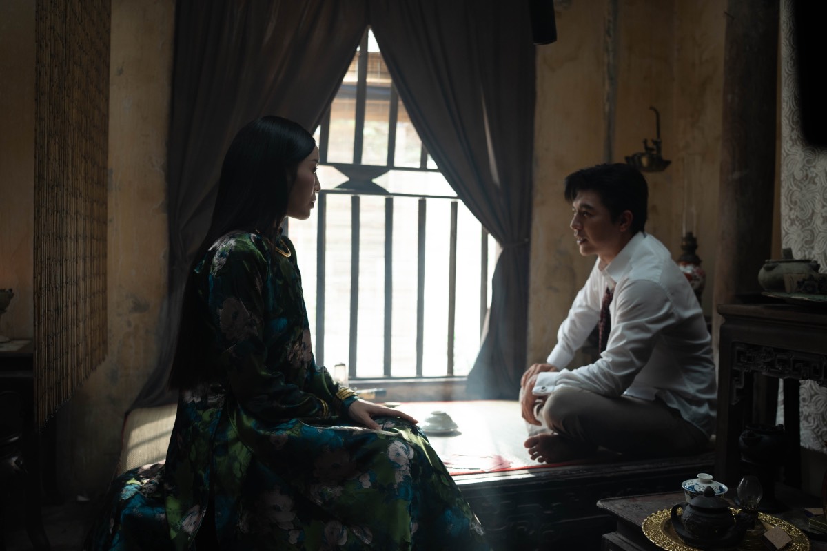 Kỳ Duyên và Steven Nguyễn tạo nên màn đối đáp được đạo diễn đánh giá là ngang tài ngang sức trong phim. Ảnh: Đoàn phim cung cấp 