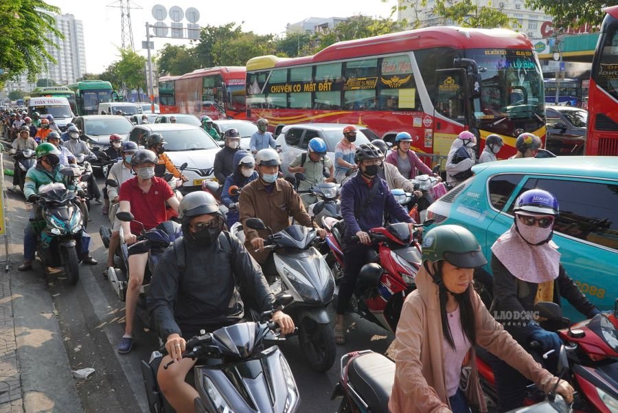 People are advised to proactively choose suitable routes to avoid peak hours during holidays 2. 9. Photo: Nguyen Chan