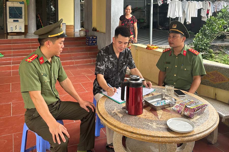 Chủ cơ sở thực hành tín ngưỡng trên địa bàn ký cam kết chấp hành các quy định của pháp luật trong quá trình hoạt động. Ảnh: Cổng TTĐT Công an tỉnh Hưng Yên
