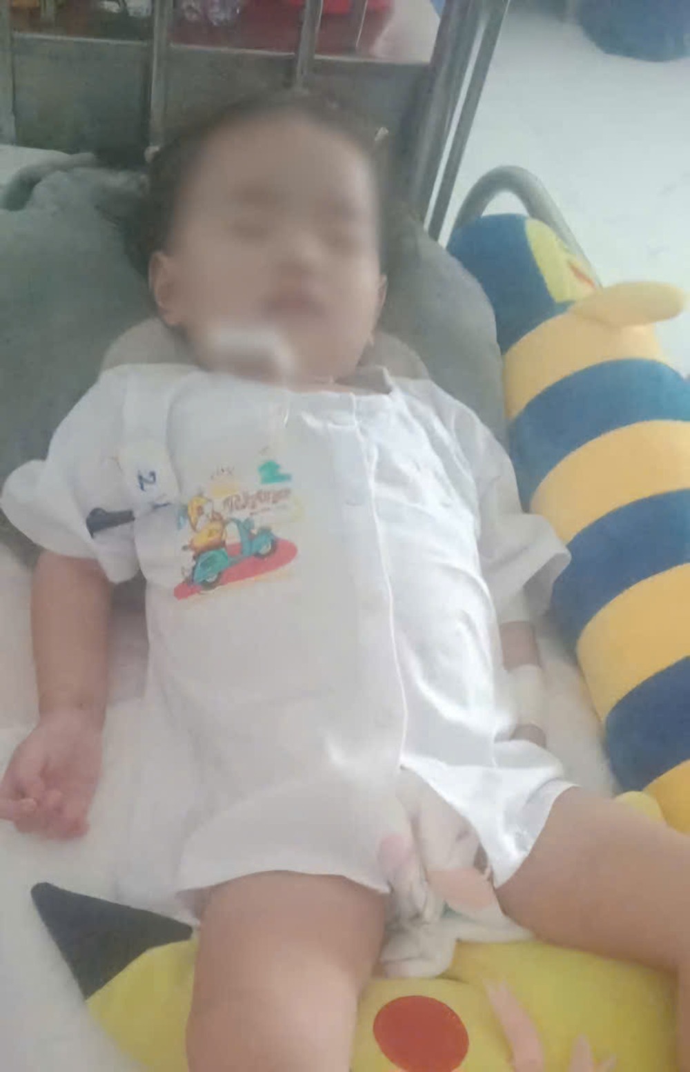 Sau cơn bệnh hiểm nghèo, bé Thiên Ý không còn nhìn thấy ánh sáng. Ảnh: Gia đình cung cấp
