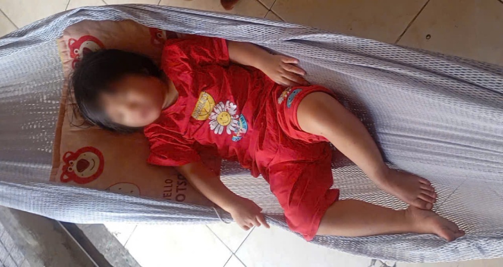 Baby Thien Y suffers from a serious illness, poor parents are exhausted because of worrying about treating their child. Photo: Family provided