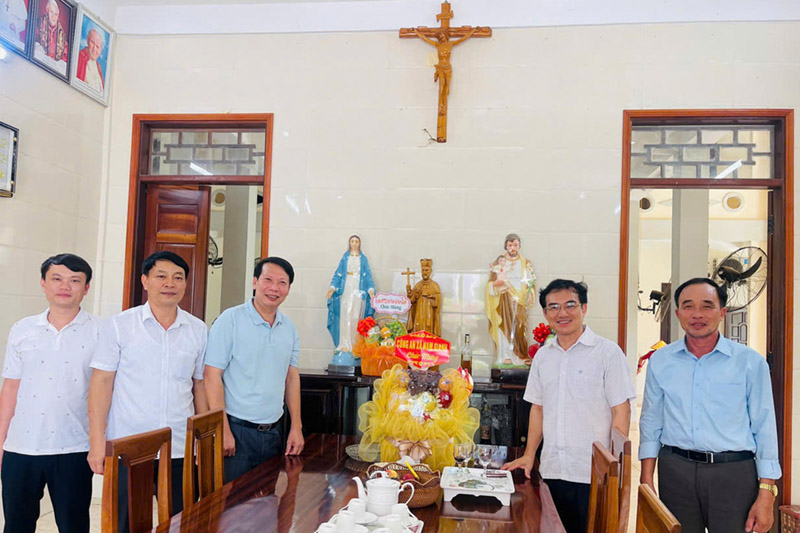 The Party Committee, government and Police of Nam Gianh commune (Quang Tri) visited and congratulated parishes and priests in the area, contributing to consolidating the great national unity bloc. Photo: E-Portal of Quang Tri Provincial Police