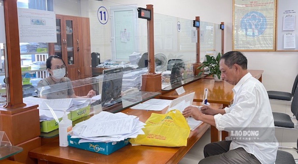 Hanoi City Social Insurance officials advise people on pension regimes. Photo: Linh Nguyen